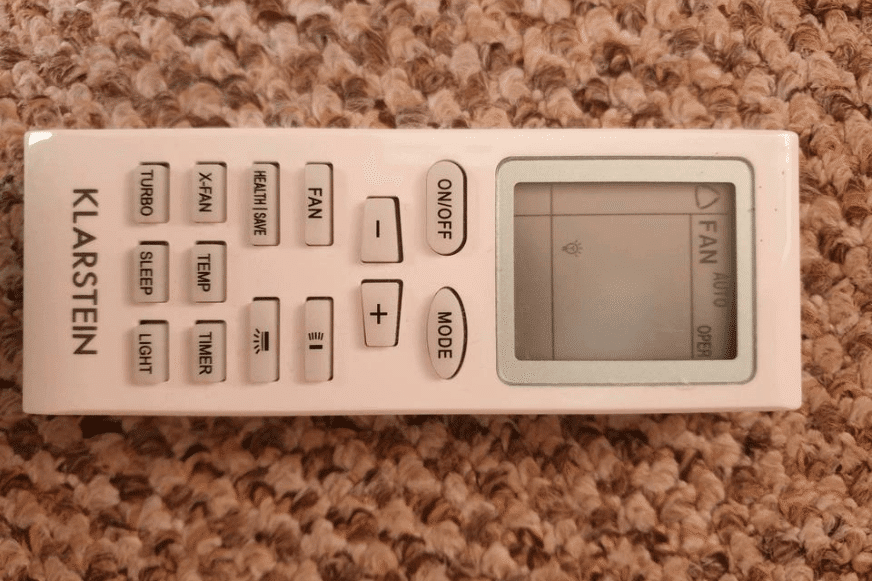 Die Fernbedienung der Klarstein New Breeze in der Nahaufnahme